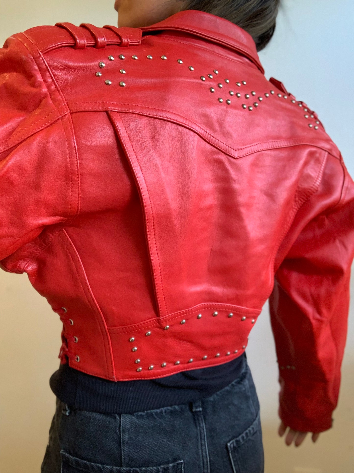 Veste de motard courte en cuir rouge clouté vintage - L