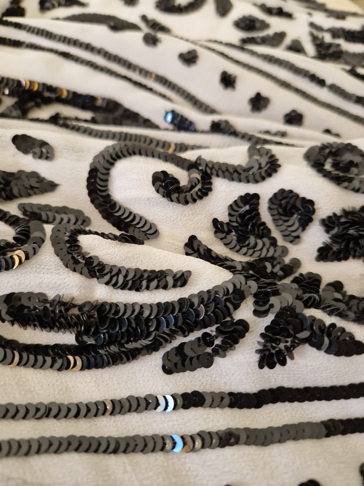 Robe longue en soie et sequins en noir et blanc Taille M