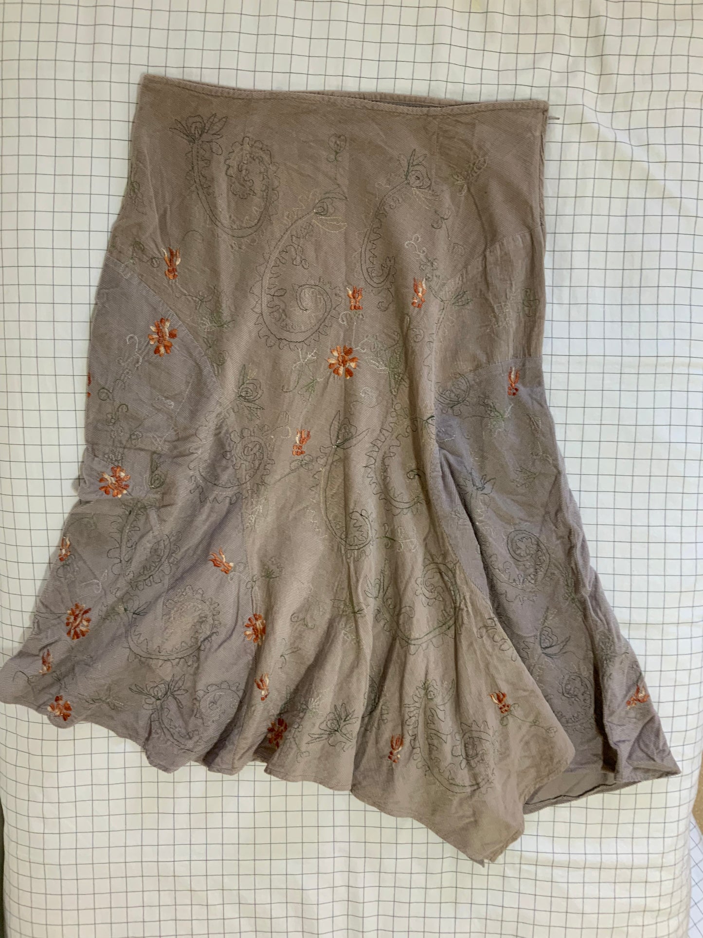 Jupe midi asymétrique en velours côtelé brodé beige foncé - L