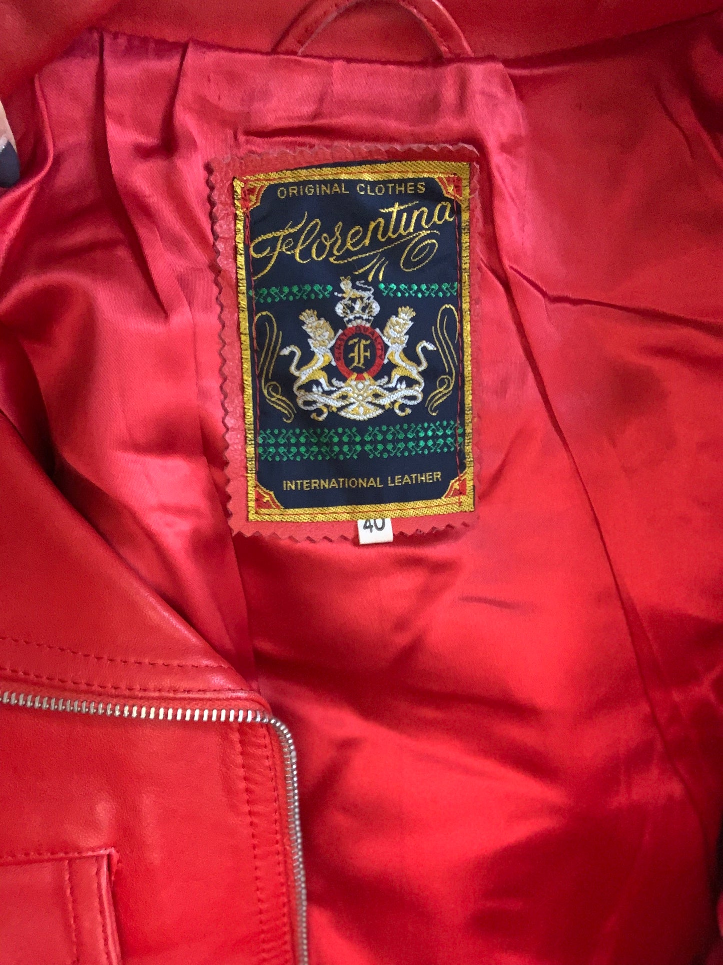 Veste de motard courte en cuir rouge clouté vintage - L