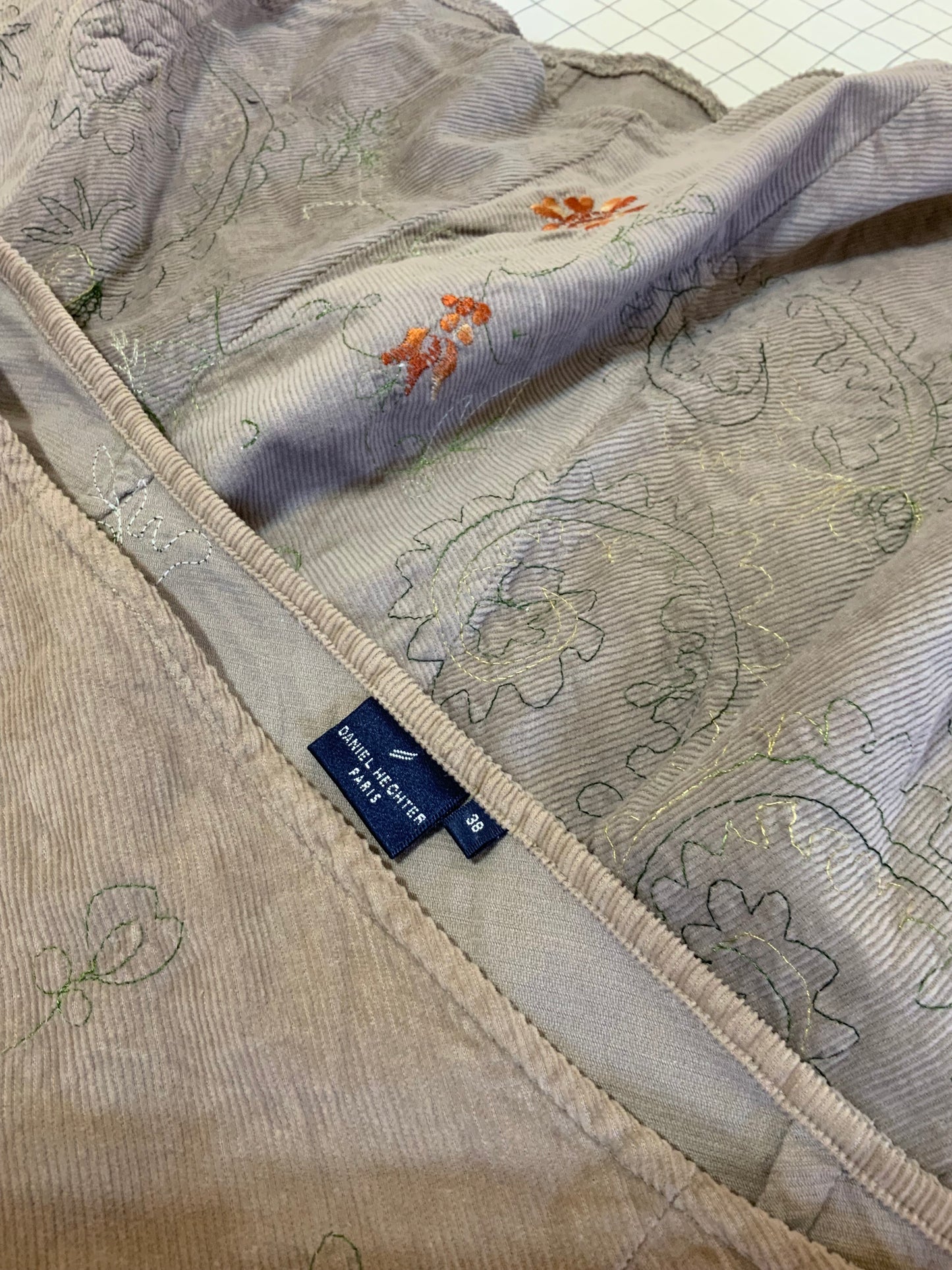 Jupe midi asymétrique en velours côtelé brodé beige foncé - L