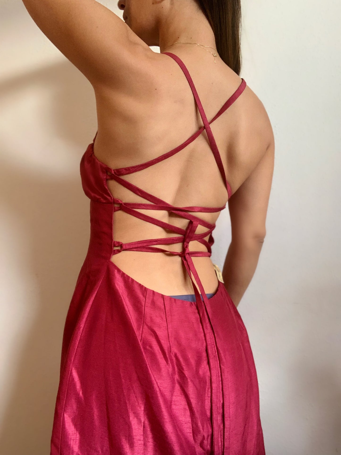 Robe longue dos nu en soie sauvage rouge - L
