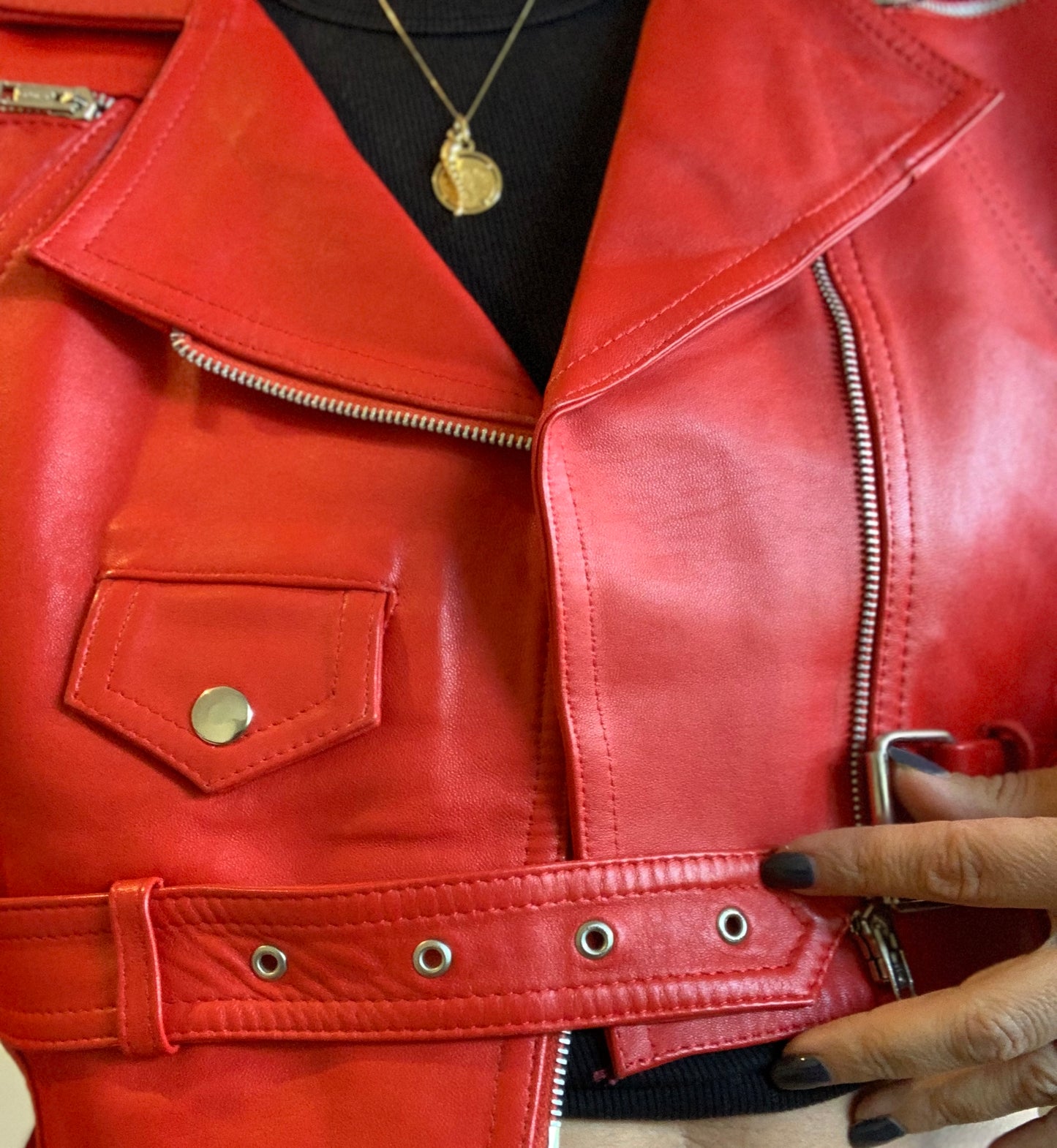 Veste de motard courte en cuir rouge clouté vintage - L