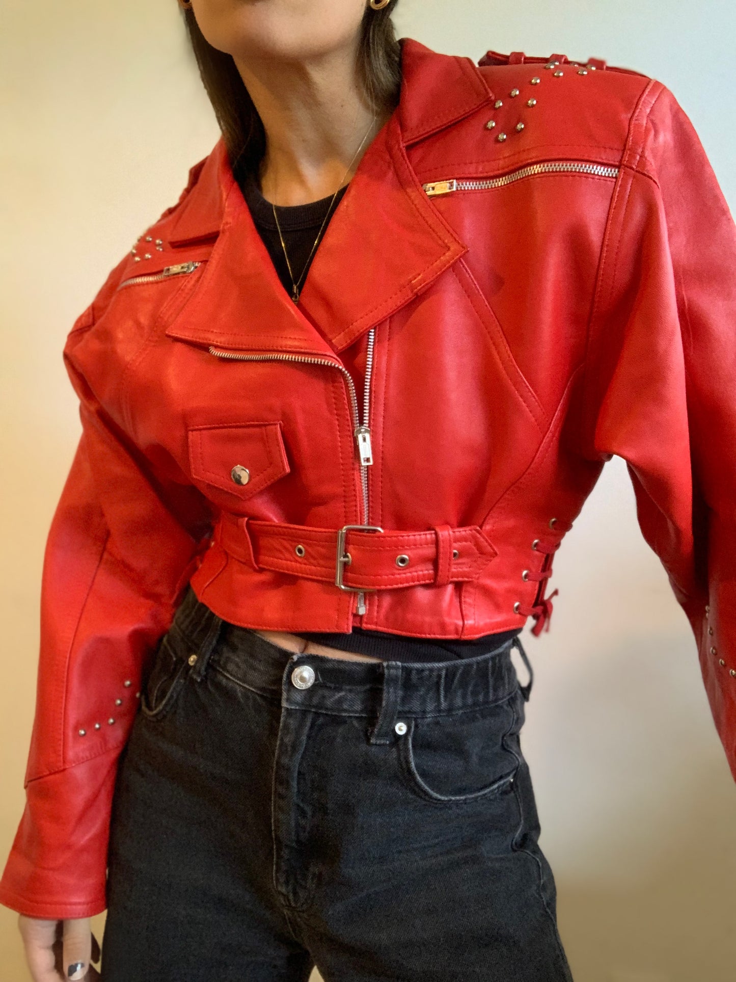Veste de motard courte en cuir rouge clouté vintage - L