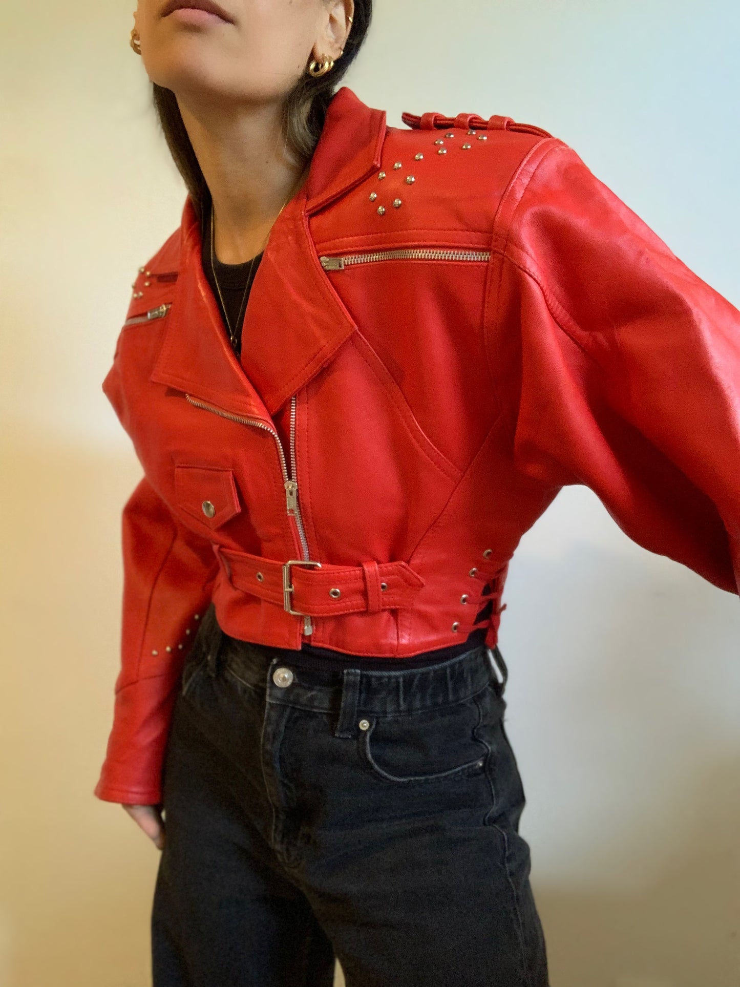 Veste de motard courte en cuir rouge clouté vintage - L