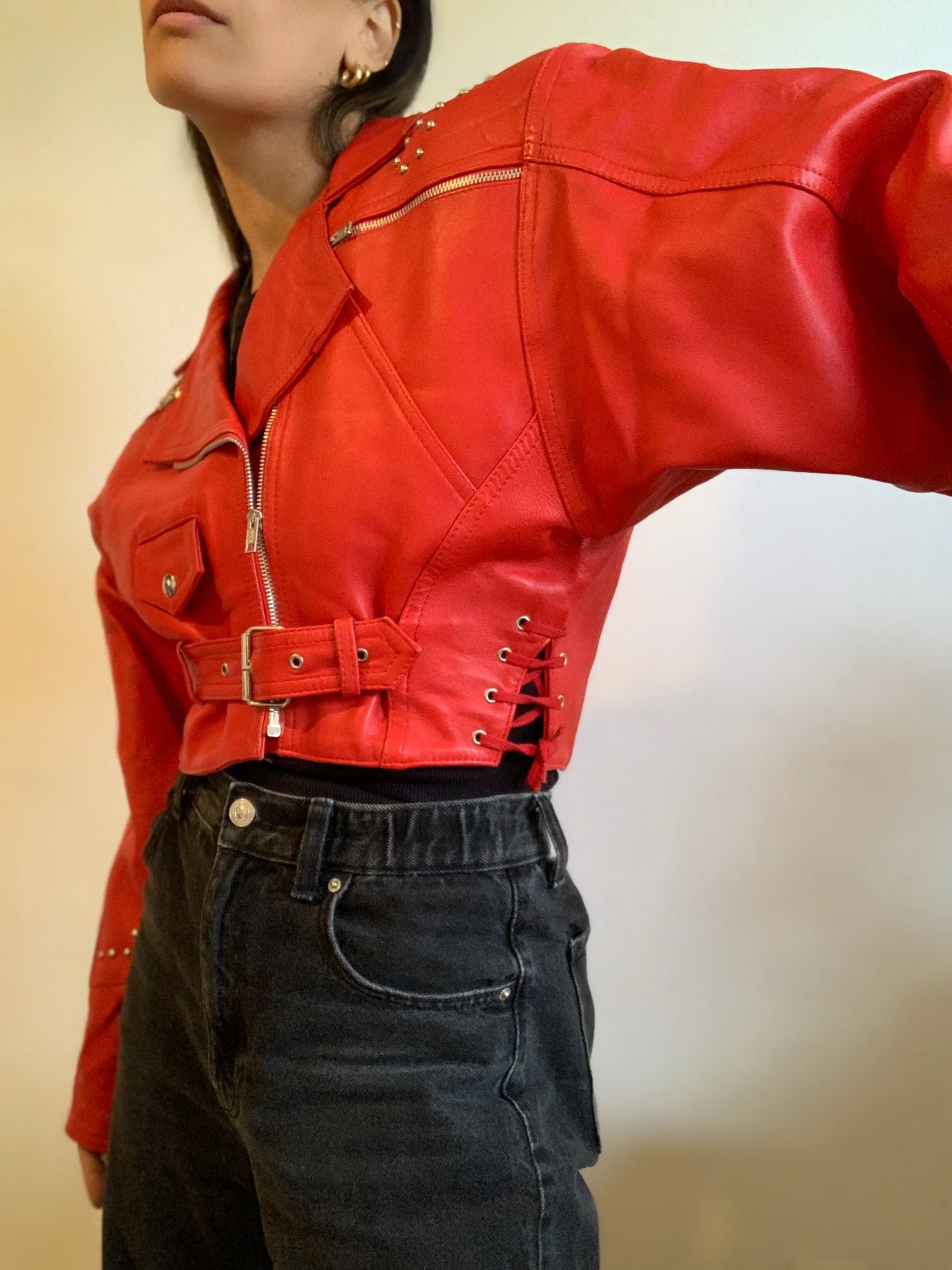 Veste de motard courte en cuir rouge clouté vintage - L