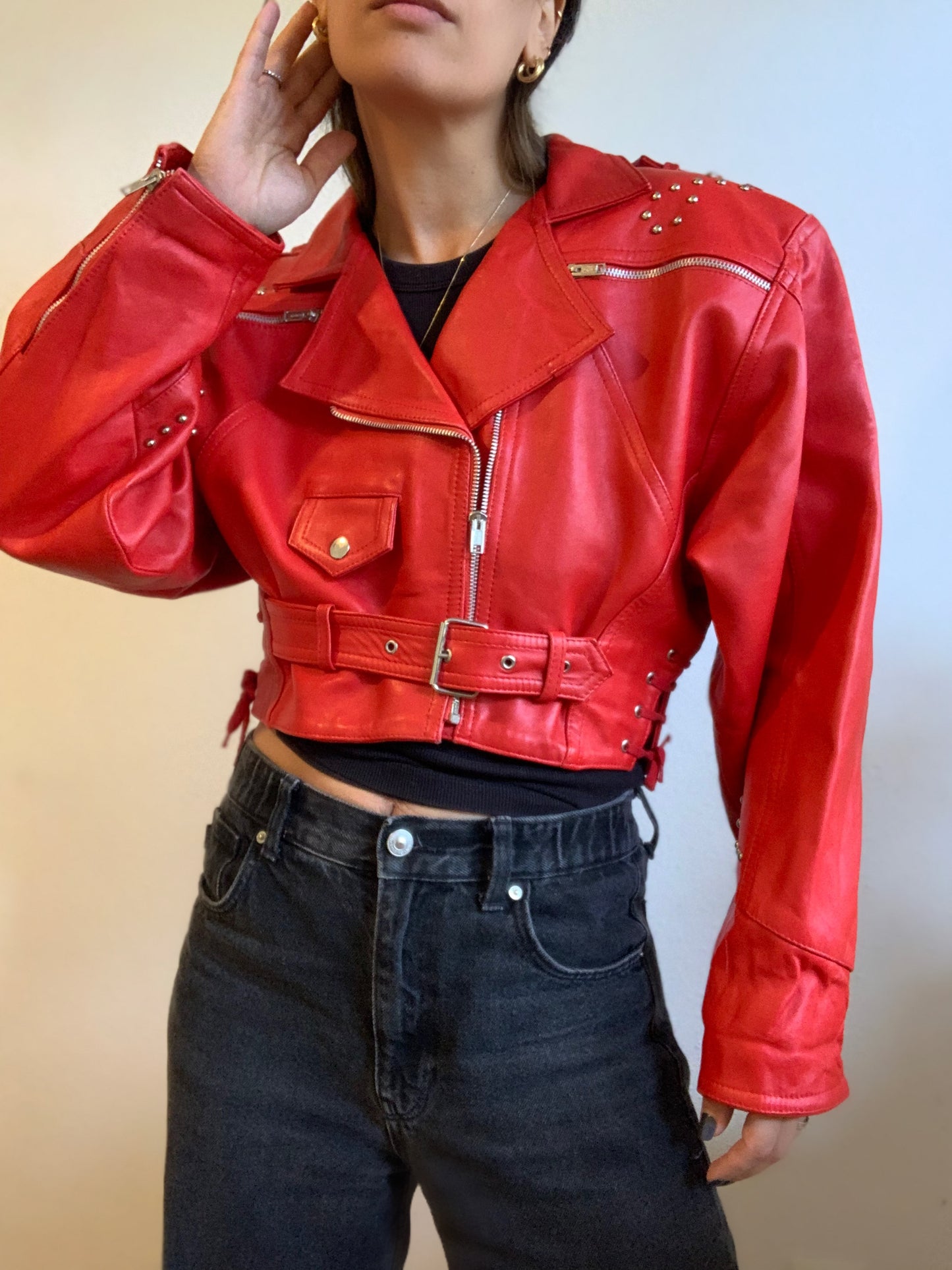 Veste de motard courte en cuir rouge clouté vintage - L