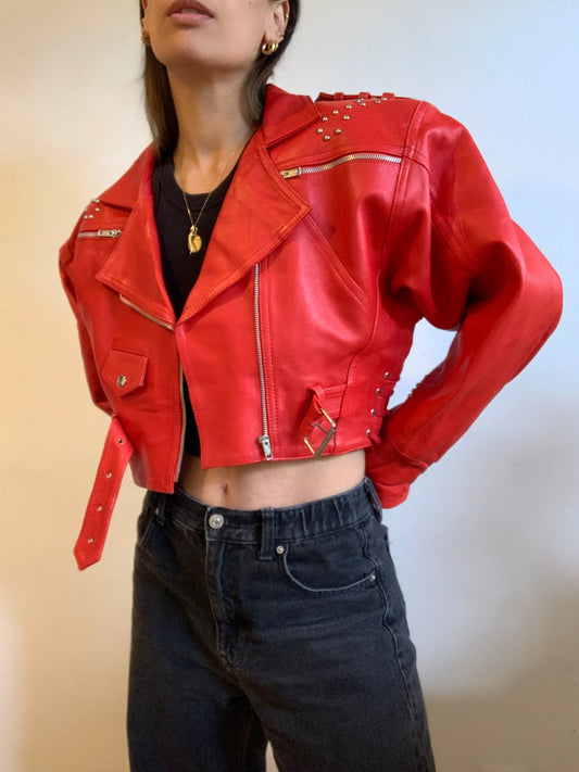 Veste de motard courte en cuir rouge clouté vintage - L