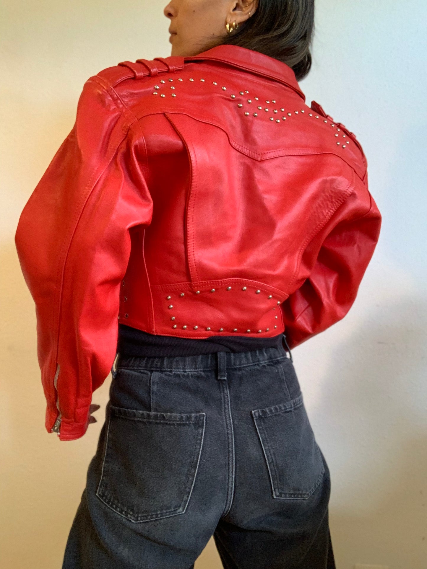 Veste de motard courte en cuir rouge clouté vintage - L