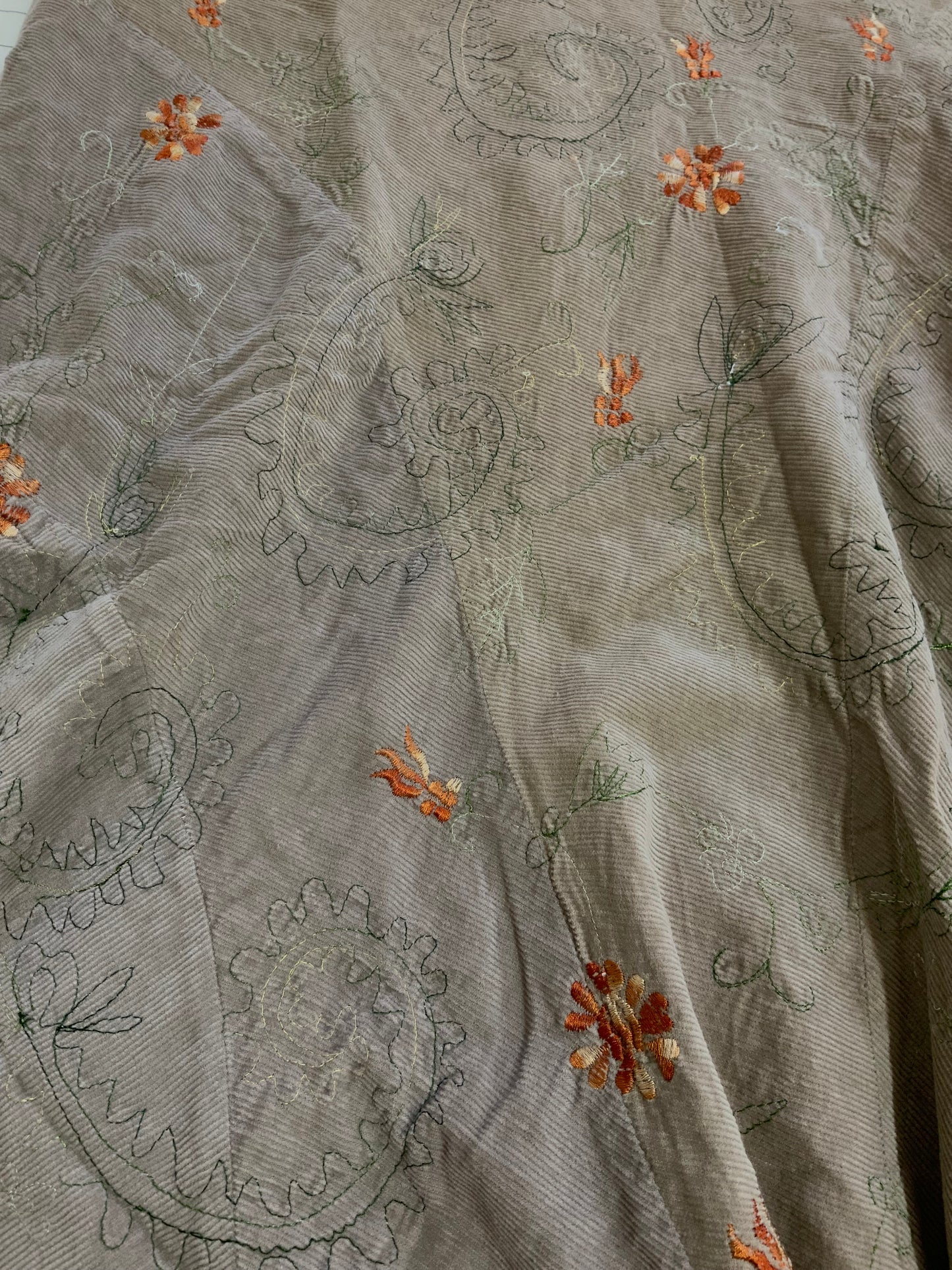 Jupe midi asymétrique en velours côtelé brodé beige foncé - L