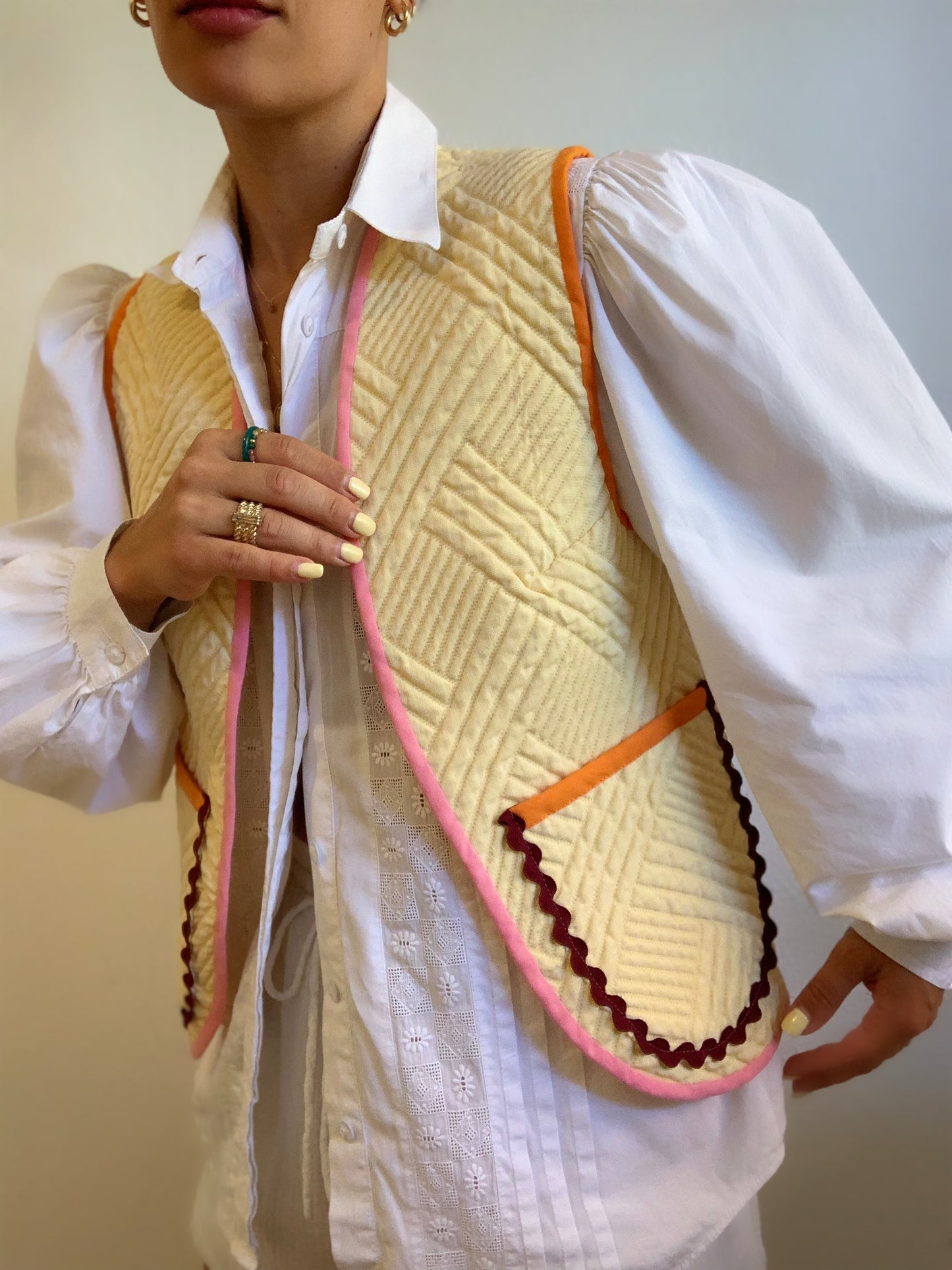 Chaleco Victoria retrabajado - amarillo, rosa y naranja