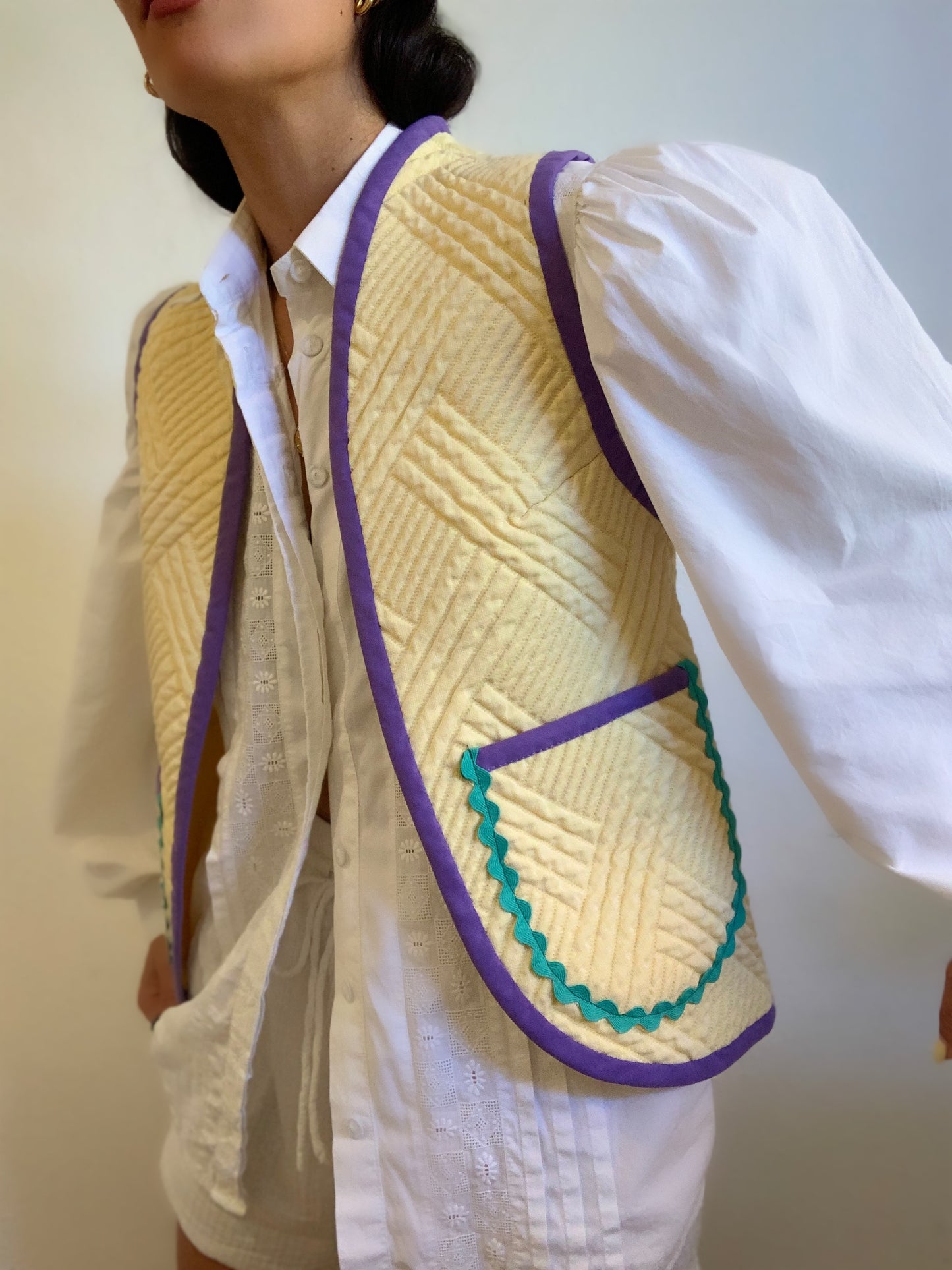 Chaleco Victoria retrabajado - amarillo y morado
