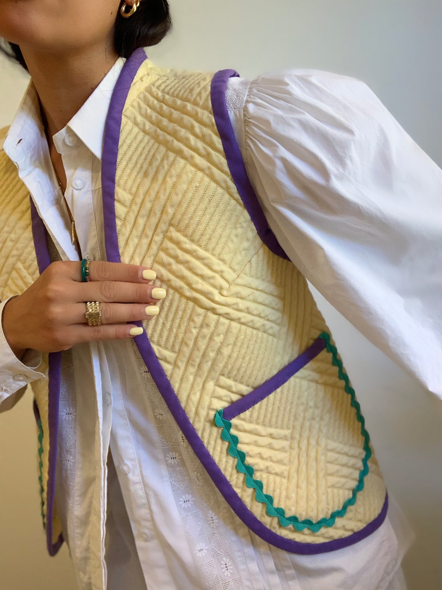 Chaleco Victoria retrabajado - amarillo y morado