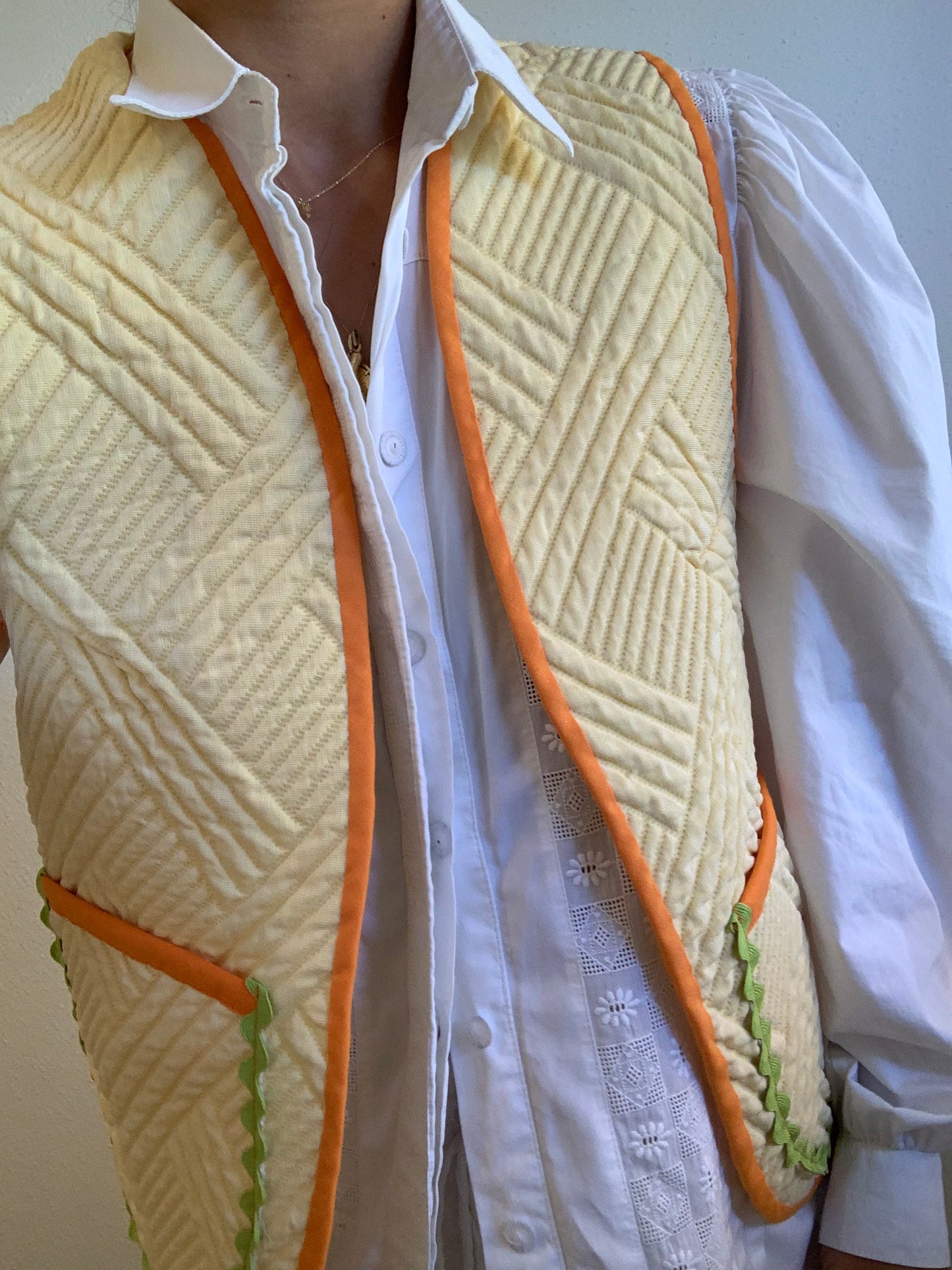 Chaleco Victoria retrabajado - amarillo, naranja y verde manzana