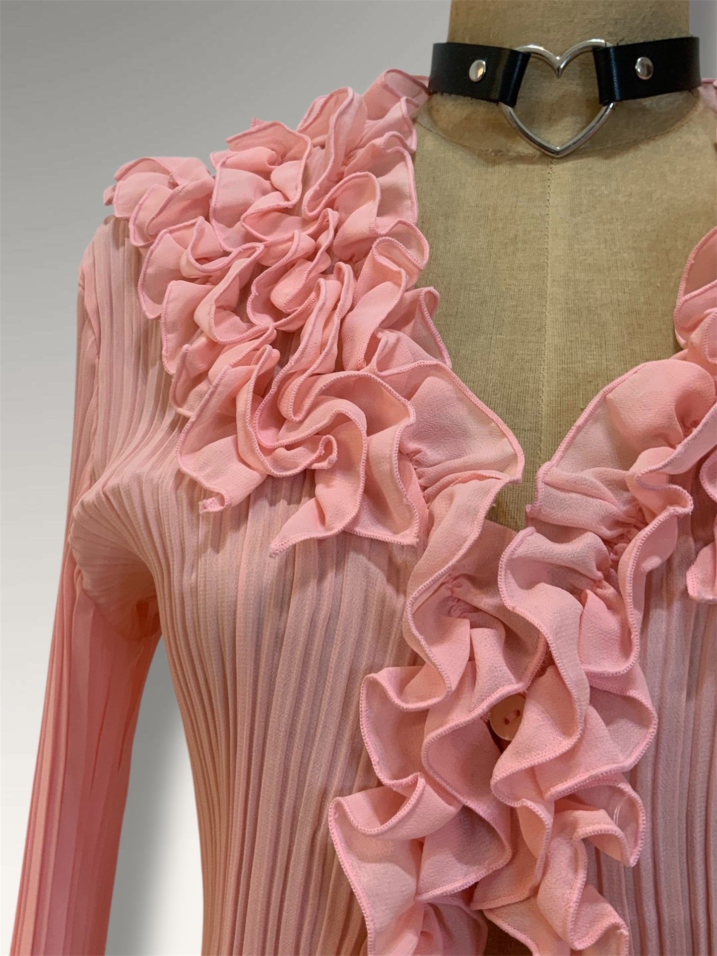 Camisa Jabot en rosa claro - M